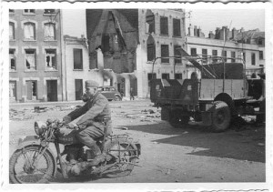 Deutscher Soldat mit erbeutetem Motorrad in Dünnkirchen